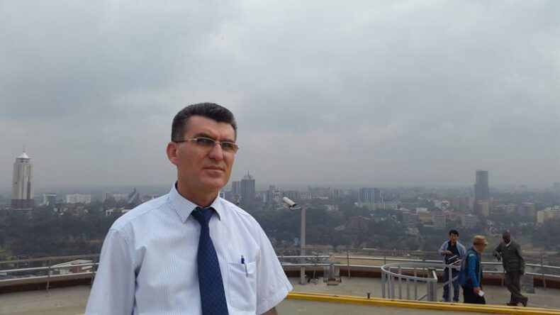 BİR GÜLE VURULDUM